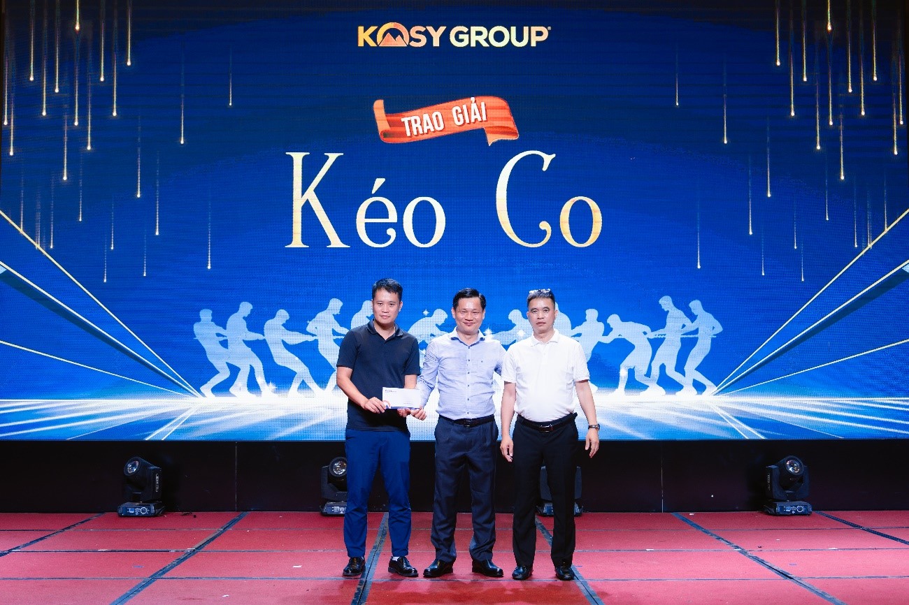 Trao giải nhì “Kéo co” liên quân Choáy cùng Kosy
